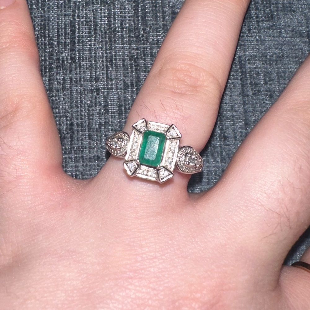 14k white gold natural emerald and diamond ring - size 8
